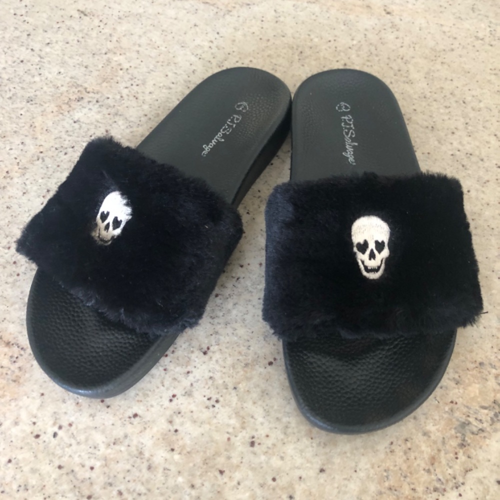 PJ Salvage Skull Faux Fur Slipper Slides Black W/ White Skulls - Picture 3 of 9